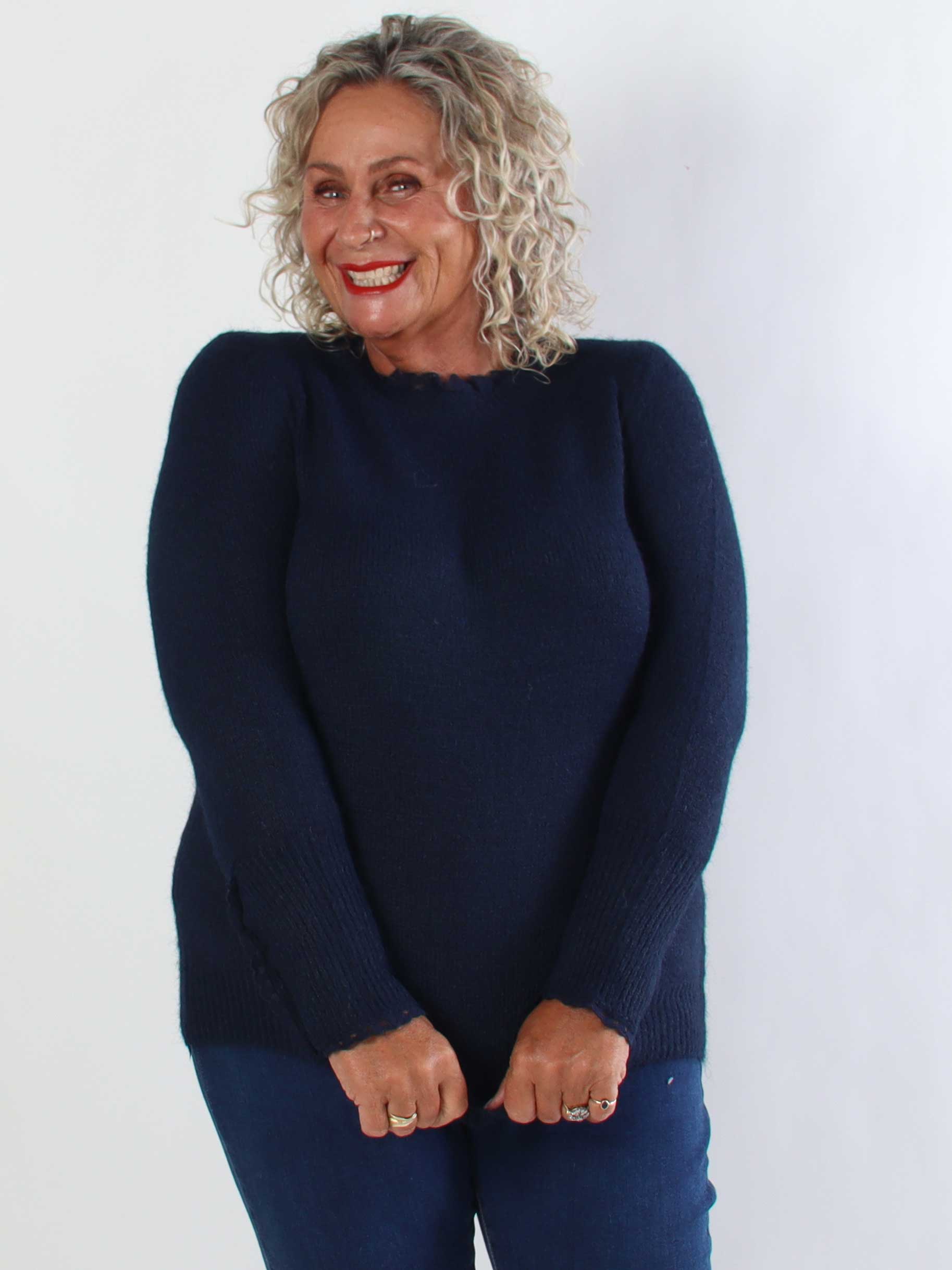 Elowen - Plus size strikbluse med blondekanter ved halsudskæringen og ærmerne